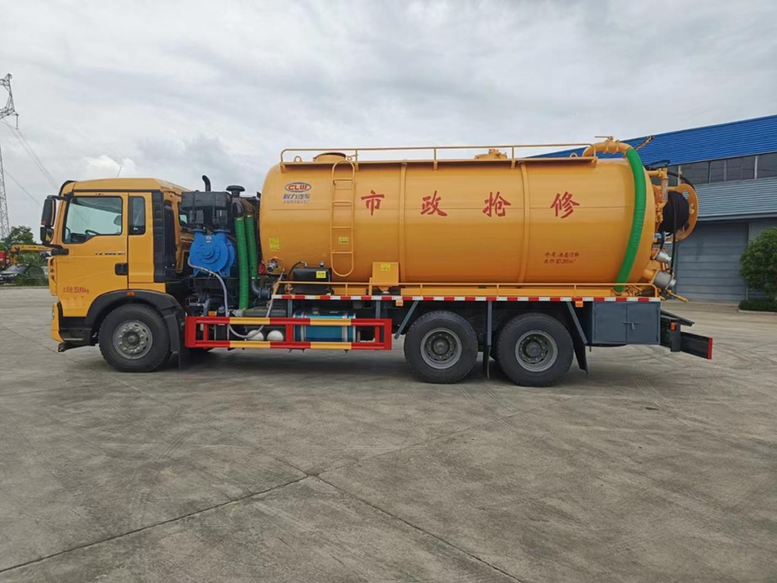 重汽豪沃后双桥清洗吸污车